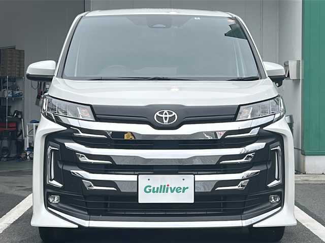 トヨタ ノア S－G 京都府 2022(令4)年 3.9万km ホワイトパールクリスタルシャイン １０．５インチディスプレイオーディオ/フルセグ/USB/フリップダウンモニター　/両側電動パワースライドドア　/トヨタセーフティセンス　/禁煙車　/７人乗り　/ＥＴＣ２．０　/４ＷＤ　/クリアランスソナー　/バックカメラ　/純正アルミ