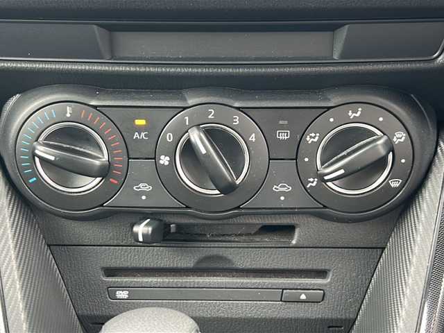 マツダ デミオ 13S 千葉県 2014(平26)年 2.1万km スノーフレイクホワイトパールマイカ 純正ナビ/CD/DVD/Bluetooth/バックカメラ/衝突軽減ブレーキ/ドライブレコーダー/ETC/ステアリングスイッチ/ドアバイザー/アイドリングストップ/プッシュスタート/スペアキー/取扱説明書/保証書
