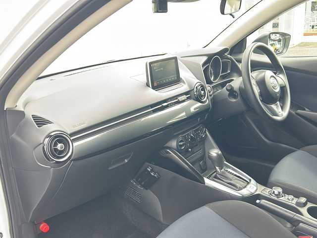 マツダ デミオ 13S 千葉県 2014(平26)年 2.1万km スノーフレイクホワイトパールマイカ 純正ナビ/CD/DVD/Bluetooth/バックカメラ/衝突軽減ブレーキ/ドライブレコーダー/ETC/ステアリングスイッチ/ドアバイザー/アイドリングストップ/プッシュスタート/スペアキー/取扱説明書/保証書