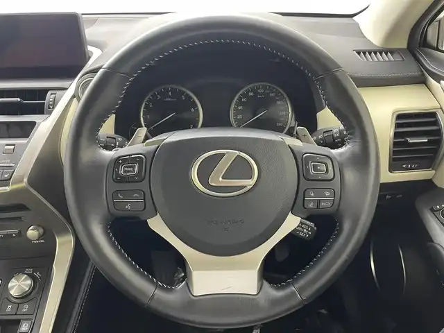 レクサス ＮＸ 300 Iパッケージ 埼玉県 2018(平30)年 6万km グラファイトブラックガラスフレーク サンルーフ　三眼　純正ナビ　Ｂｌｕｅｔｏｏｔｈ　フルセグＴＶ　バックカメラ　サイドカメラ　レザーシート　シートヒーター　パワーシート　ブラインドスポットモニター　１００Ｖ電源　ハンドルヒーター　ＥＴＣ