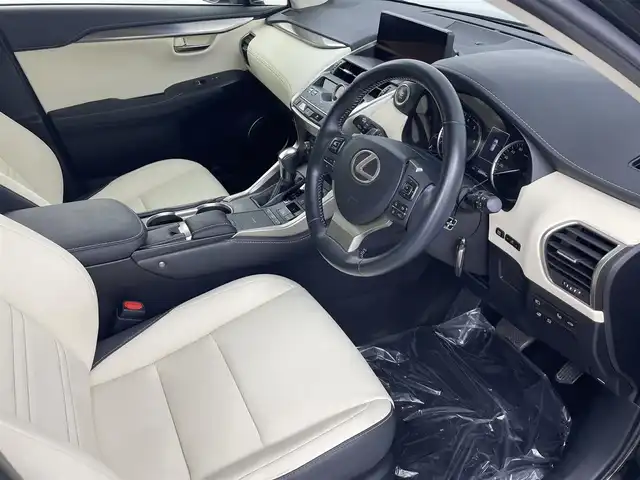 レクサス ＮＸ 300 Iパッケージ 埼玉県 2018(平30)年 6万km グラファイトブラックガラスフレーク サンルーフ　三眼　純正ナビ　Ｂｌｕｅｔｏｏｔｈ　フルセグＴＶ　バックカメラ　サイドカメラ　レザーシート　シートヒーター　パワーシート　ブラインドスポットモニター　１００Ｖ電源　ハンドルヒーター　ＥＴＣ