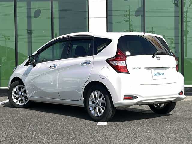 日産 ノート e－パワー X Vセレクション 福岡県 2020(令2)年 6.2万km ブリリアントホワイトパール ワンオーナー/アラウンドビューモニター/エマージェンシーブレーキ/車線逸脱警報/オートハイビーム/コーナーセンサー/インテリジェントルームミラー/純正SDナビ（地図SD無し、動確のみ）/・CD.DVD.SD.BT.AUX/・フルセグTV/純正ドライブレコーダー（F）/ETC/ステアリングスイッチ/アイドリングストップ/横滑り防止装置/LEDヘッドライト/プッシュスタート/スマートキー/純正15インチAW/純正フロアマット/純正ドアバイザー