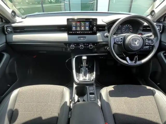 ホンダ ヴェゼル ハイブリッド e:HEV Z 香川県 2022(令4)年 2.1万km プラチナホワイトパール Honda SENSING/純正9インチワイドディスプレイナビ/　AM FM Bluetooth AppleCarPlay AndroidAuto/フルセグTV/ビルトインETC2.0/レーダークルーズコントロール/全方位カメラ/ドライブレコーダー/置くだけ充電/BSM/LEDオートヘッドライト/シーケンシャルターンランプ/デジタルインナーミラー/ハーフレザーシート/シートヒーター(前席)/パワーバックドア/純正18インチアルミホイール/スマートキー2本/ワンオーナー