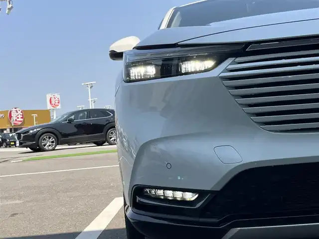 ホンダ ヴェゼル ハイブリッド e:HEV Z 香川県 2022(令4)年 2.1万km プラチナホワイトパール Honda SENSING/純正9インチワイドディスプレイナビ/　AM FM Bluetooth AppleCarPlay AndroidAuto/フルセグTV/ビルトインETC2.0/レーダークルーズコントロール/全方位カメラ/ドライブレコーダー/置くだけ充電/BSM/LEDオートヘッドライト/シーケンシャルターンランプ/デジタルインナーミラー/ハーフレザーシート/シートヒーター(前席)/パワーバックドア/純正18インチアルミホイール/スマートキー2本/ワンオーナー