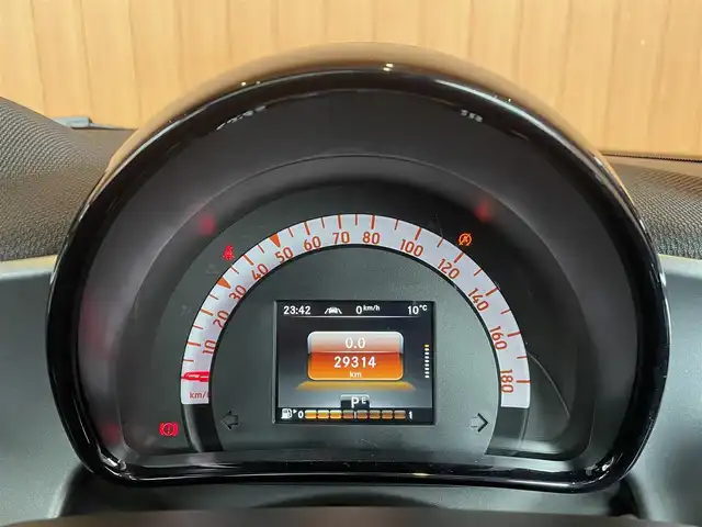 スマート ＭＣＣ スマート フォーフォー BRABUSスポーツ 愛知県 2018(平30)年 3万km 青／白 ９インチナビ　/ＴＶ　/バックカメラ　/Ｂｌｕｅｔｏｏｔｈ　/ブルーレイ再生　/黒革シート　/シートヒーター　/クルコン　/ＬＫＡ　/衝突被害軽減ブレーキ　/パドルシフト　/ＬＥＤヘッドライト　/ガラスルーフ　/ＥＴＣ