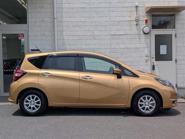日産 ノート e－パワー X Vセレクション 埼玉県 2020(令2)年 3.5万km ギャラクシーゴールド ワンオーナー/メモリナビ(カロッツェリア AVIC-CW910)/フルセグテレビ/Bluetoothオーディオ/アラウンドビューモニター/バックカメラ/前後ドライブレコーダー(COMTEC ZDR026)/ウィンカーミラー/プッシュスタート/ETC/LEDヘッドライト/スマートキー×2/整備記録簿(R7、R6、R5、R4、R3)/車両取扱説明書/ナビ取扱説明書/夏タイヤあり（純正アルミホイール15インチ)
