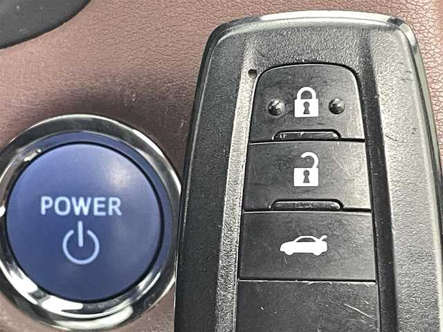 トヨタ クラウン ハイブリッド RS 熊本県 2018(平30)年 6.4万km ホワイトパールクリスタルシャイン ワンオーナー　/禁煙車　/100Vコンセント/純正ナビ（ＣＤ・ＤＶＤ・フルセグ・ＢＴ・ＳＤ・ＵＳＢ）/バックカメラ　/純正前方ドライブレコーダー　/前後クリアランスソナー　/レーダークルーズコントロール/衝突軽減ブレーキ/レーンキープアシスト/横滑り防止/前席シートヒーター/前席パワーシート/パドルシフト/パワーバックドア/純正フロアマット/純正１８インチAW/オートライト/オートマチックハイビーム/LEDヘッドライト/フォグライト/スマートキー/プッシュスタート/スペアキー1本/保証書/取扱説明書