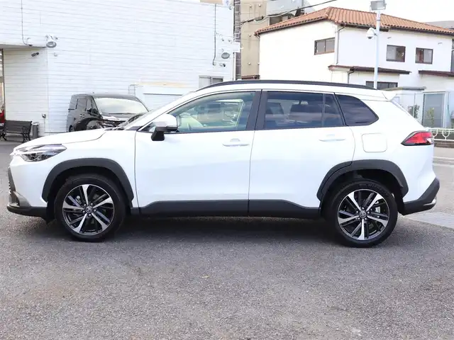 トヨタ カローラ クロス ハイブリッド Z 神奈川県 2024(令6)年 1.8万km プラチナホワイトパールマイカ ワンオーナー/ディスプレイオーディオプラス/純正メモリナビ/全方位カメラ/フルセグテレビ/パノラマルーフ/レーダークルーズ/プリクラッシュセーフティ/トヨタチームメイト/ブラインドスポットモニター/ステアリングヒーター/パワーバックドア/置くだけ充電/ETC2.0/エンジンプッシュスタート/保証書/取説/スペアスマートキー