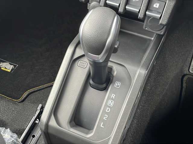 スズキ ジムニー ノマド FC 秋田県 2025(令7)年 0.1万km 黒 ・衝突軽減/・ETC/・バックカメラ/・Bluetooth/・社外ディスプレイオーディオ/・シートヒーター/・純正フロアマット/・フォグランプ/・クルーズコントロール/・パワーステアリング/・パワーウィンドウ/・衝突軽減/・ABS/・横滑り防止/・LED/・オートライト/・オートマチックハイビーム