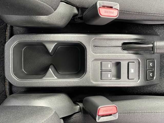 スズキ ジムニー ノマド FC 秋田県 2025(令7)年 0.1万km 黒 ・衝突軽減/・ETC/・バックカメラ/・Bluetooth/・社外ディスプレイオーディオ/・シートヒーター/・純正フロアマット/・フォグランプ/・クルーズコントロール/・パワーステアリング/・パワーウィンドウ/・衝突軽減/・ABS/・横滑り防止/・LED/・オートライト/・オートマチックハイビーム