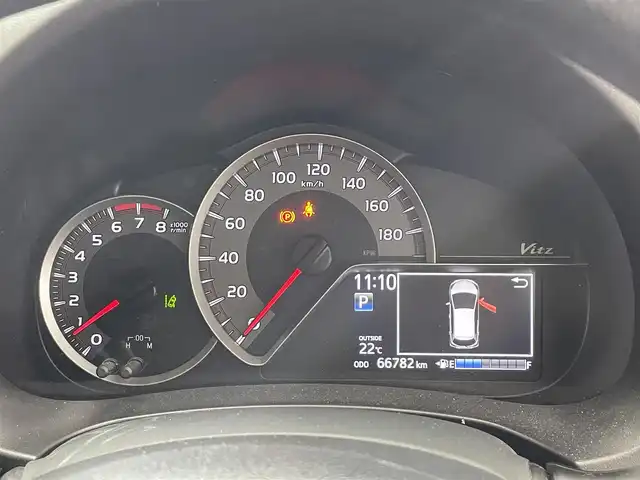 トヨタ ヴィッツ ジュエラ 滋賀県 2017(平29)年 6.7万km シルバー 7インチナビ/【CD/ワンセグTV】/ETC/前後ドラレコ/トヨタセーフティセンス/・プリクラッシュセーフティ/・レーンディパーチャーアラート/・オートマチックハイビーム/・先行車発進お知らせ機能/LEDヘッドライト/スマートキー/オートエアコン/電動格納ミラー