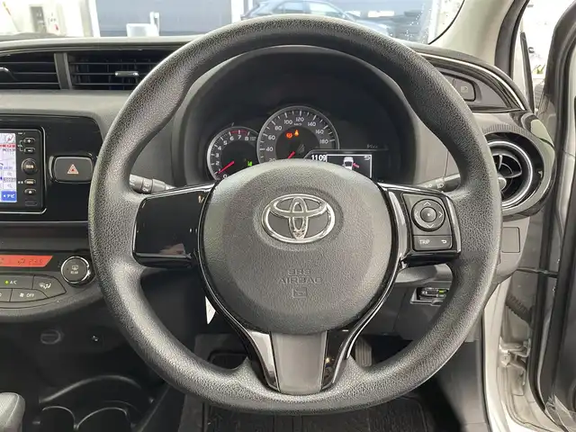 トヨタ ヴィッツ ジュエラ 滋賀県 2017(平29)年 6.7万km シルバー 7インチナビ/【CD/ワンセグTV】/ETC/前後ドラレコ/トヨタセーフティセンス/・プリクラッシュセーフティ/・レーンディパーチャーアラート/・オートマチックハイビーム/・先行車発進お知らせ機能/LEDヘッドライト/スマートキー/オートエアコン/電動格納ミラー