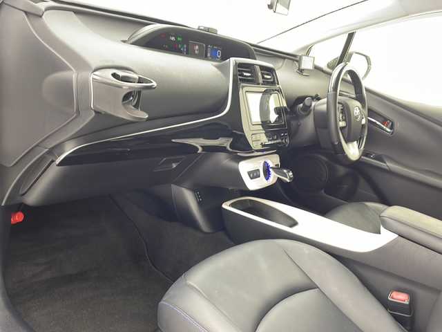 トヨタ プリウス S ツーリングセレクション 沖縄県 2016(平28)年 8.3万km ホワイトパールクリスタルシャイン 純正ＳＤナビゲーション（ＣＤ／ＤＶＤ／ＢＴ／フルセグTV）/バックカメラ/ＥＴＣ/ドラレコ/レーダー探知機/ＢＳＭ/前席シートヒーター/LEDヘッドライト/オートライト/社外18インチアルミホイール/スマートキー/プッシュスタート/社外コンビステアリング/社外シフトノブ/社外ダウンサス/ナビゲーション不良