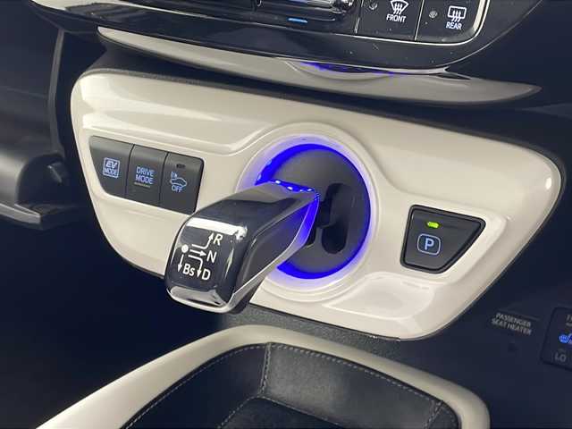 トヨタ プリウス S ツーリングセレクション 沖縄県 2016(平28)年 8.3万km ホワイトパールクリスタルシャイン 純正ＳＤナビゲーション（ＣＤ／ＤＶＤ／ＢＴ／フルセグTV）/バックカメラ/ＥＴＣ/ドラレコ/レーダー探知機/ＢＳＭ/前席シートヒーター/LEDヘッドライト/オートライト/社外18インチアルミホイール/スマートキー/プッシュスタート/社外コンビステアリング/社外シフトノブ/社外ダウンサス/ナビゲーション不良