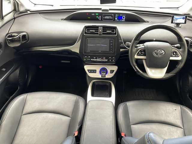 トヨタ プリウス S ツーリングセレクション 沖縄県 2016(平28)年 8.3万km ホワイトパールクリスタルシャイン 純正ＳＤナビゲーション（ＣＤ／ＤＶＤ／ＢＴ／フルセグTV）/バックカメラ/ＥＴＣ/ドラレコ/レーダー探知機/ＢＳＭ/前席シートヒーター/LEDヘッドライト/オートライト/社外18インチアルミホイール/スマートキー/プッシュスタート/社外コンビステアリング/社外シフトノブ/社外ダウンサス/ナビゲーション不良