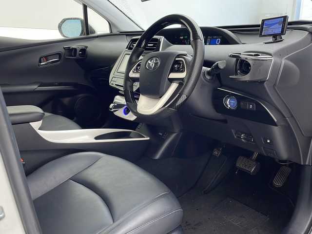 トヨタ プリウス S ツーリングセレクション 沖縄県 2016(平28)年 8.3万km ホワイトパールクリスタルシャイン 純正ＳＤナビゲーション（ＣＤ／ＤＶＤ／ＢＴ／フルセグTV）/バックカメラ/ＥＴＣ/ドラレコ/レーダー探知機/ＢＳＭ/前席シートヒーター/LEDヘッドライト/オートライト/社外18インチアルミホイール/スマートキー/プッシュスタート/社外コンビステアリング/社外シフトノブ/社外ダウンサス/ナビゲーション不良