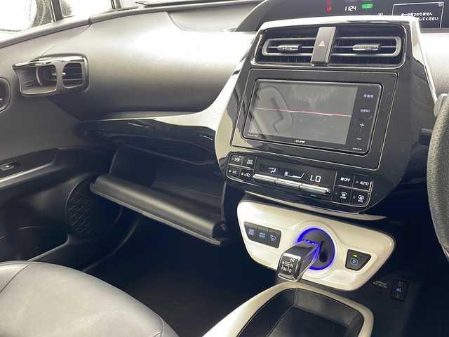 トヨタ プリウス S ツーリングセレクション 沖縄県 2016(平28)年 8.3万km ホワイトパールクリスタルシャイン 純正ＳＤナビゲーション（ＣＤ／ＤＶＤ／ＢＴ／フルセグTV）/バックカメラ/ＥＴＣ/ドラレコ/レーダー探知機/ＢＳＭ/前席シートヒーター/LEDヘッドライト/オートライト/社外18インチアルミホイール/スマートキー/プッシュスタート/社外コンビステアリング/社外シフトノブ/社外ダウンサス/ナビゲーション不良