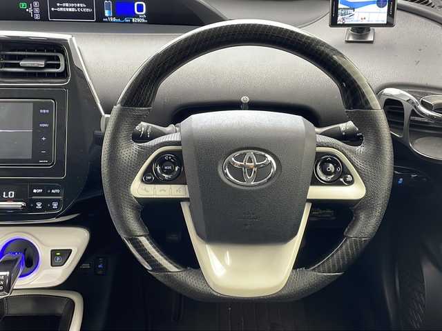 トヨタ プリウス S ツーリングセレクション 沖縄県 2016(平28)年 8.3万km ホワイトパールクリスタルシャイン 純正ＳＤナビゲーション（ＣＤ／ＤＶＤ／ＢＴ／フルセグTV）/バックカメラ/ＥＴＣ/ドラレコ/レーダー探知機/ＢＳＭ/前席シートヒーター/LEDヘッドライト/オートライト/社外18インチアルミホイール/スマートキー/プッシュスタート/社外コンビステアリング/社外シフトノブ/社外ダウンサス/ナビゲーション不良