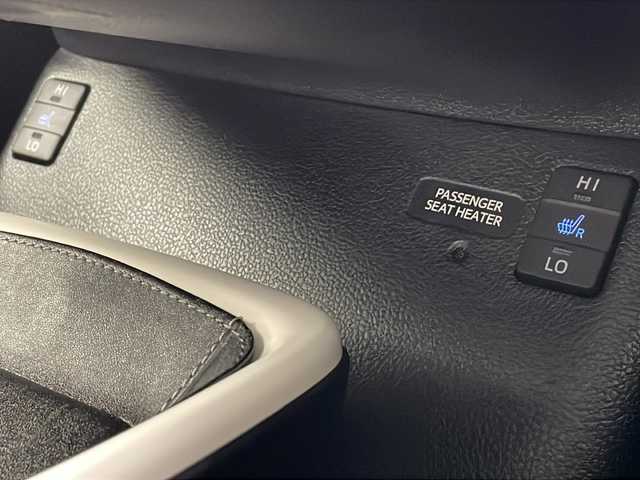 トヨタ プリウス S ツーリングセレクション 沖縄県 2016(平28)年 8.3万km ホワイトパールクリスタルシャイン 純正ＳＤナビゲーション（ＣＤ／ＤＶＤ／ＢＴ／フルセグTV）/バックカメラ/ＥＴＣ/ドラレコ/レーダー探知機/ＢＳＭ/前席シートヒーター/LEDヘッドライト/オートライト/社外18インチアルミホイール/スマートキー/プッシュスタート/社外コンビステアリング/社外シフトノブ/社外ダウンサス/ナビゲーション不良