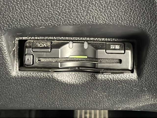 トヨタ プリウス S ツーリングセレクション 沖縄県 2016(平28)年 8.3万km ホワイトパールクリスタルシャイン 純正ＳＤナビゲーション（ＣＤ／ＤＶＤ／ＢＴ／フルセグTV）/バックカメラ/ＥＴＣ/ドラレコ/レーダー探知機/ＢＳＭ/前席シートヒーター/LEDヘッドライト/オートライト/社外18インチアルミホイール/スマートキー/プッシュスタート/社外コンビステアリング/社外シフトノブ/社外ダウンサス/ナビゲーション不良