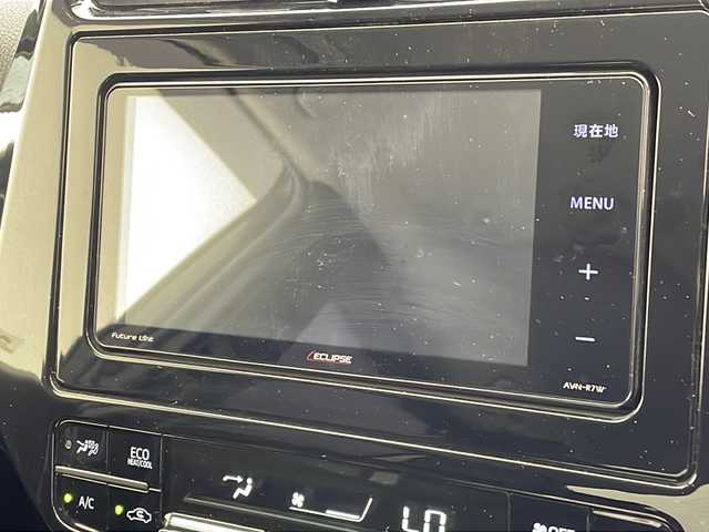 トヨタ プリウス S ツーリングセレクション 沖縄県 2016(平28)年 8.3万km ホワイトパールクリスタルシャイン 純正ＳＤナビゲーション（ＣＤ／ＤＶＤ／ＢＴ／フルセグTV）/バックカメラ/ＥＴＣ/ドラレコ/レーダー探知機/ＢＳＭ/前席シートヒーター/LEDヘッドライト/オートライト/社外18インチアルミホイール/スマートキー/プッシュスタート/社外コンビステアリング/社外シフトノブ/社外ダウンサス/ナビゲーション不良