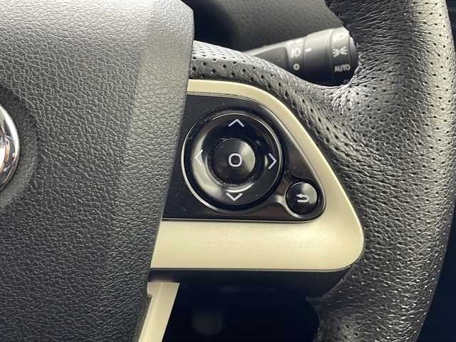 トヨタ プリウス S ツーリングセレクション 沖縄県 2016(平28)年 8.3万km ホワイトパールクリスタルシャイン 純正ＳＤナビゲーション（ＣＤ／ＤＶＤ／ＢＴ／フルセグTV）/バックカメラ/ＥＴＣ/ドラレコ/レーダー探知機/ＢＳＭ/前席シートヒーター/LEDヘッドライト/オートライト/社外18インチアルミホイール/スマートキー/プッシュスタート/社外コンビステアリング/社外シフトノブ/社外ダウンサス/ナビゲーション不良