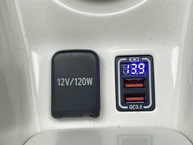 トヨタ プリウス S ツーリングセレクション 沖縄県 2016(平28)年 8.3万km ホワイトパールクリスタルシャイン 純正ＳＤナビゲーション（ＣＤ／ＤＶＤ／ＢＴ／フルセグTV）/バックカメラ/ＥＴＣ/ドラレコ/レーダー探知機/ＢＳＭ/前席シートヒーター/LEDヘッドライト/オートライト/社外18インチアルミホイール/スマートキー/プッシュスタート/社外コンビステアリング/社外シフトノブ/社外ダウンサス/ナビゲーション不良