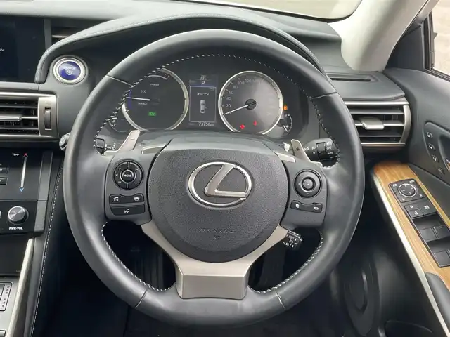 レクサス ＩＳ 300h バージョンL 佐賀県 2013(平25)年 7.4万km ホワイトパールクリスタルシャイン ブラインドスポットモニター/クルーズコントロール/黒革シート/前席パワーシート/前席シートベンチレーション/前席シートヒーター/純正17インチAW/LEDヘッドライト/オートライト/革巻きステアリング/パドルシフト/ドライブモードセレクト/オートワイパー/ETC/社外ドラレコ(SN-ST5400)/プッシュスタート