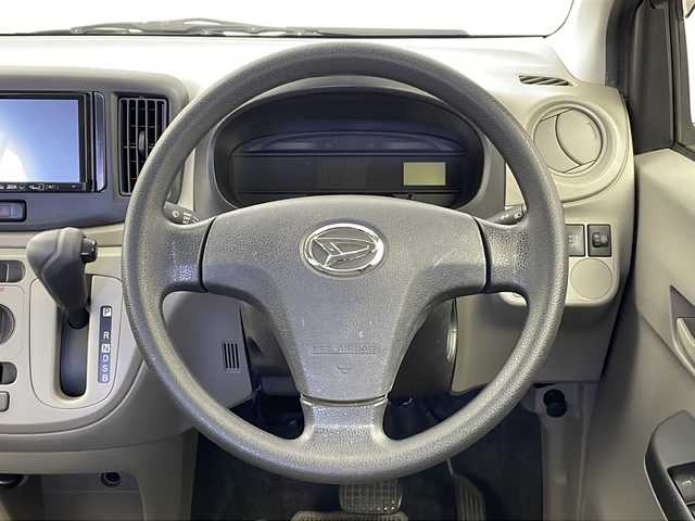 ダイハツ ミラ イース L メモリアルエディション 新潟県 2013(平25)年 6万km ブラックマイカメタリック 社外メモリナビ/(Panasonic/ワンセグTV/Bluetooth/CD/DVD/SD)/横滑り防止装置/盗難防止装置/ABS/ドアバイザー/フォグランプ/リモコンキー/純正サマータイヤホイールセット車載