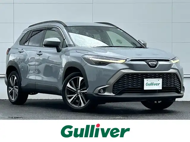 トヨタ カローラ クロス Z 佐賀県 2021(令3)年 2.6万km セメントグレーメタリック トヨタセーフティセンス/・プリクラッシュセーフティ/・レーンディパーチャーアラート/・オートマチックハイビーム/・レーダークルーズコントロール/クリアランスソナー/純正８型ディスプレイオーディオ/・バックカメラ/・フルセグTV/CD/DVD/BT/純正18インチAW/ハーフレザーシート/シートヒーター/LEDヘッドライト/オートライト/フォグランプ/パワーバックドア/プッシュスタート/フロアマット/ドアバイザー/電動格納ミラー