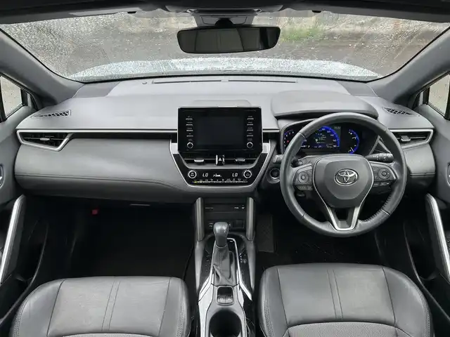 トヨタ カローラ クロス Z 佐賀県 2021(令3)年 2.6万km セメントグレーメタリック トヨタセーフティセンス/・プリクラッシュセーフティ/・レーンディパーチャーアラート/・オートマチックハイビーム/・レーダークルーズコントロール/クリアランスソナー/純正８型ディスプレイオーディオ/・バックカメラ/・フルセグTV/CD/DVD/BT/純正18インチAW/ハーフレザーシート/シートヒーター/LEDヘッドライト/オートライト/フォグランプ/パワーバックドア/プッシュスタート/フロアマット/ドアバイザー/電動格納ミラー
