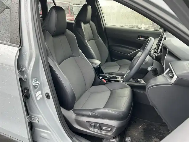 トヨタ カローラ クロス Z 佐賀県 2021(令3)年 2.6万km セメントグレーメタリック トヨタセーフティセンス/・プリクラッシュセーフティ/・レーンディパーチャーアラート/・オートマチックハイビーム/・レーダークルーズコントロール/クリアランスソナー/純正８型ディスプレイオーディオ/・バックカメラ/・フルセグTV/CD/DVD/BT/純正18インチAW/ハーフレザーシート/シートヒーター/LEDヘッドライト/オートライト/フォグランプ/パワーバックドア/プッシュスタート/フロアマット/ドアバイザー/電動格納ミラー