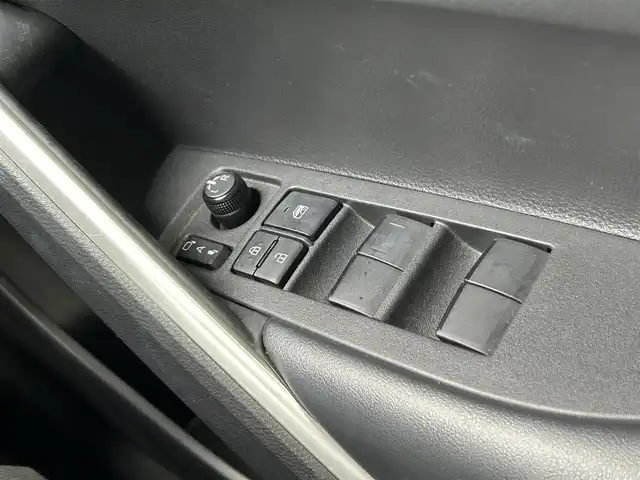 トヨタ カローラ クロス Z 佐賀県 2021(令3)年 2.6万km セメントグレーメタリック トヨタセーフティセンス/・プリクラッシュセーフティ/・レーンディパーチャーアラート/・オートマチックハイビーム/・レーダークルーズコントロール/クリアランスソナー/純正８型ディスプレイオーディオ/・バックカメラ/・フルセグTV/CD/DVD/BT/純正18インチAW/ハーフレザーシート/シートヒーター/LEDヘッドライト/オートライト/フォグランプ/パワーバックドア/プッシュスタート/フロアマット/ドアバイザー/電動格納ミラー