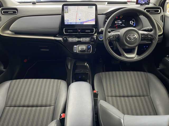 トヨタ アクア Z 兵庫県 2021(令3)年 1.5万km プラチナホワイトパールマイカ ・10.5インチ純正ディスプレイオーディオ/・AM/FM/USB/Miracast/・Bluetooth接続/・AppleCarPlay/AndroidAuto/・バックカメラ/・運転席パワーシート/・前席シートヒーター/・ステアリングヒーター/・AC100V/・ビルトインETC2.0/・パーキングアシスト/・ドライブモード（パワー、エコ）/・USB充電ポート/・アラウンドビューモニター/・前後ドライブレコーダー/・横滑り防止装置/・社外レーダー/・トヨタセーフティセンス/・レーントレーシングアシスト/・プリクラッシュセーフティ/・ブラインドスポットモニター/・クリアランスソナー/・リヤクロストラフィックアラート/・パーキングサポートブレーキ/・ヘッドアップディスプレイ/・ロードサインアシスト/・先行車発進告知/・後退速度抑制/・オートマチックハイビーム/・レーダークルーズコントロール/・革巻きステアリング/・ステアリングスイッチ/・LEDヘッドランプ/・純正フロアマット/・純正アルミホイール/・取扱説明書/・保証書/・フォグランプ