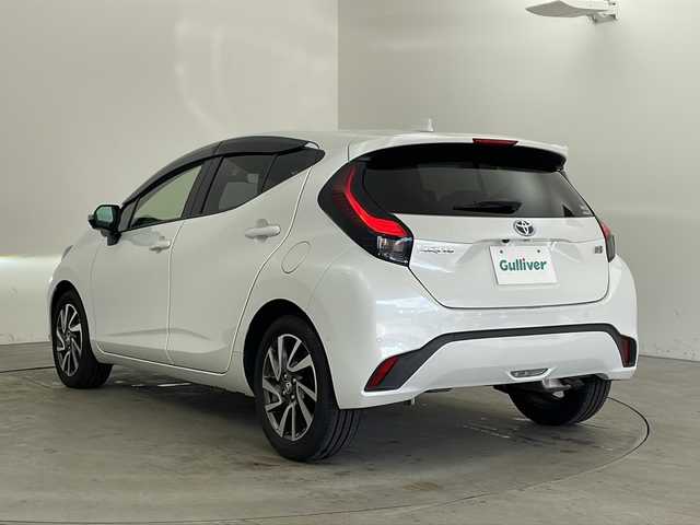 トヨタ アクア Z 兵庫県 2021(令3)年 1.5万km プラチナホワイトパールマイカ ・10.5インチ純正ディスプレイオーディオ/・AM/FM/USB/Miracast/・Bluetooth接続/・AppleCarPlay/AndroidAuto/・バックカメラ/・運転席パワーシート/・前席シートヒーター/・ステアリングヒーター/・AC100V/・ビルトインETC2.0/・パーキングアシスト/・ドライブモード（パワー、エコ）/・USB充電ポート/・アラウンドビューモニター/・前後ドライブレコーダー/・横滑り防止装置/・社外レーダー/・トヨタセーフティセンス/・レーントレーシングアシスト/・プリクラッシュセーフティ/・ブラインドスポットモニター/・クリアランスソナー/・リヤクロストラフィックアラート/・パーキングサポートブレーキ/・ヘッドアップディスプレイ/・ロードサインアシスト/・先行車発進告知/・後退速度抑制/・オートマチックハイビーム/・レーダークルーズコントロール/・革巻きステアリング/・ステアリングスイッチ/・LEDヘッドランプ/・純正フロアマット/・純正アルミホイール/・取扱説明書/・保証書/・フォグランプ