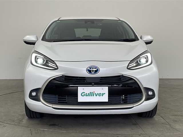 トヨタ アクア Z 兵庫県 2021(令3)年 1.5万km プラチナホワイトパールマイカ ・10.5インチ純正ディスプレイオーディオ/・AM/FM/USB/Miracast/・Bluetooth接続/・AppleCarPlay/AndroidAuto/・バックカメラ/・運転席パワーシート/・前席シートヒーター/・ステアリングヒーター/・AC100V/・ビルトインETC2.0/・パーキングアシスト/・ドライブモード（パワー、エコ）/・USB充電ポート/・アラウンドビューモニター/・前後ドライブレコーダー/・横滑り防止装置/・社外レーダー/・トヨタセーフティセンス/・レーントレーシングアシスト/・プリクラッシュセーフティ/・ブラインドスポットモニター/・クリアランスソナー/・リヤクロストラフィックアラート/・パーキングサポートブレーキ/・ヘッドアップディスプレイ/・ロードサインアシスト/・先行車発進告知/・後退速度抑制/・オートマチックハイビーム/・レーダークルーズコントロール/・革巻きステアリング/・ステアリングスイッチ/・LEDヘッドランプ/・純正フロアマット/・純正アルミホイール/・取扱説明書/・保証書/・フォグランプ