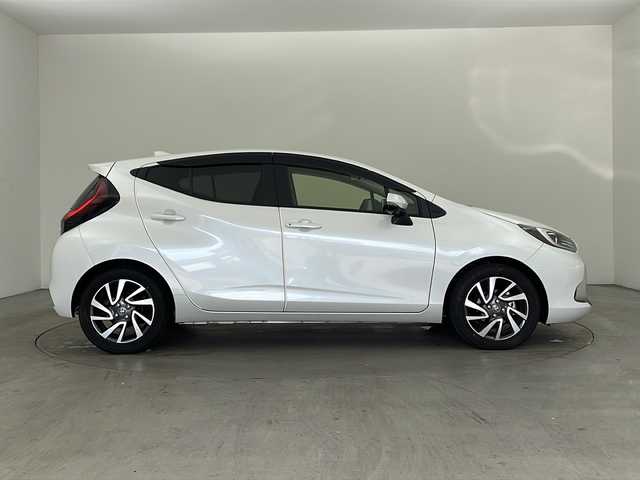 トヨタ アクア Z 兵庫県 2021(令3)年 1.5万km プラチナホワイトパールマイカ ・10.5インチ純正ディスプレイオーディオ/・AM/FM/USB/Miracast/・Bluetooth接続/・AppleCarPlay/AndroidAuto/・バックカメラ/・運転席パワーシート/・前席シートヒーター/・ステアリングヒーター/・AC100V/・ビルトインETC2.0/・パーキングアシスト/・ドライブモード（パワー、エコ）/・USB充電ポート/・アラウンドビューモニター/・前後ドライブレコーダー/・横滑り防止装置/・社外レーダー/・トヨタセーフティセンス/・レーントレーシングアシスト/・プリクラッシュセーフティ/・ブラインドスポットモニター/・クリアランスソナー/・リヤクロストラフィックアラート/・パーキングサポートブレーキ/・ヘッドアップディスプレイ/・ロードサインアシスト/・先行車発進告知/・後退速度抑制/・オートマチックハイビーム/・レーダークルーズコントロール/・革巻きステアリング/・ステアリングスイッチ/・LEDヘッドランプ/・純正フロアマット/・純正アルミホイール/・取扱説明書/・保証書/・フォグランプ