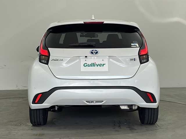 トヨタ アクア Z 兵庫県 2021(令3)年 1.5万km プラチナホワイトパールマイカ ・10.5インチ純正ディスプレイオーディオ/・AM/FM/USB/Miracast/・Bluetooth接続/・AppleCarPlay/AndroidAuto/・バックカメラ/・運転席パワーシート/・前席シートヒーター/・ステアリングヒーター/・AC100V/・ビルトインETC2.0/・パーキングアシスト/・ドライブモード（パワー、エコ）/・USB充電ポート/・アラウンドビューモニター/・前後ドライブレコーダー/・横滑り防止装置/・社外レーダー/・トヨタセーフティセンス/・レーントレーシングアシスト/・プリクラッシュセーフティ/・ブラインドスポットモニター/・クリアランスソナー/・リヤクロストラフィックアラート/・パーキングサポートブレーキ/・ヘッドアップディスプレイ/・ロードサインアシスト/・先行車発進告知/・後退速度抑制/・オートマチックハイビーム/・レーダークルーズコントロール/・革巻きステアリング/・ステアリングスイッチ/・LEDヘッドランプ/・純正フロアマット/・純正アルミホイール/・取扱説明書/・保証書/・フォグランプ