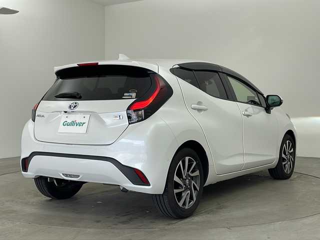 トヨタ アクア Z 兵庫県 2021(令3)年 1.5万km プラチナホワイトパールマイカ ・10.5インチ純正ディスプレイオーディオ/・AM/FM/USB/Miracast/・Bluetooth接続/・AppleCarPlay/AndroidAuto/・バックカメラ/・運転席パワーシート/・前席シートヒーター/・ステアリングヒーター/・AC100V/・ビルトインETC2.0/・パーキングアシスト/・ドライブモード（パワー、エコ）/・USB充電ポート/・アラウンドビューモニター/・前後ドライブレコーダー/・横滑り防止装置/・社外レーダー/・トヨタセーフティセンス/・レーントレーシングアシスト/・プリクラッシュセーフティ/・ブラインドスポットモニター/・クリアランスソナー/・リヤクロストラフィックアラート/・パーキングサポートブレーキ/・ヘッドアップディスプレイ/・ロードサインアシスト/・先行車発進告知/・後退速度抑制/・オートマチックハイビーム/・レーダークルーズコントロール/・革巻きステアリング/・ステアリングスイッチ/・LEDヘッドランプ/・純正フロアマット/・純正アルミホイール/・取扱説明書/・保証書/・フォグランプ