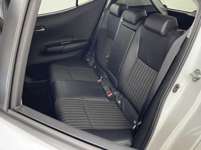 トヨタ アクア Z 兵庫県 2021(令3)年 1.5万km プラチナホワイトパールマイカ ・10.5インチ純正ディスプレイオーディオ/・AM/FM/USB/Miracast/・Bluetooth接続/・AppleCarPlay/AndroidAuto/・バックカメラ/・運転席パワーシート/・前席シートヒーター/・ステアリングヒーター/・AC100V/・ビルトインETC2.0/・パーキングアシスト/・ドライブモード（パワー、エコ）/・USB充電ポート/・アラウンドビューモニター/・前後ドライブレコーダー/・横滑り防止装置/・社外レーダー/・トヨタセーフティセンス/・レーントレーシングアシスト/・プリクラッシュセーフティ/・ブラインドスポットモニター/・クリアランスソナー/・リヤクロストラフィックアラート/・パーキングサポートブレーキ/・ヘッドアップディスプレイ/・ロードサインアシスト/・先行車発進告知/・後退速度抑制/・オートマチックハイビーム/・レーダークルーズコントロール/・革巻きステアリング/・ステアリングスイッチ/・LEDヘッドランプ/・純正フロアマット/・純正アルミホイール/・取扱説明書/・保証書/・フォグランプ