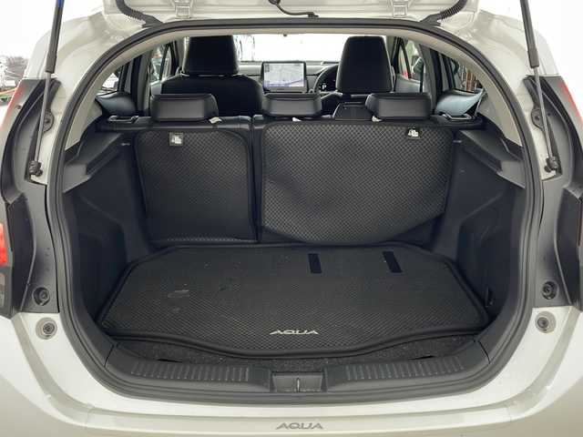 トヨタ アクア Z 兵庫県 2021(令3)年 1.5万km プラチナホワイトパールマイカ ・10.5インチ純正ディスプレイオーディオ/・AM/FM/USB/Miracast/・Bluetooth接続/・AppleCarPlay/AndroidAuto/・バックカメラ/・運転席パワーシート/・前席シートヒーター/・ステアリングヒーター/・AC100V/・ビルトインETC2.0/・パーキングアシスト/・ドライブモード（パワー、エコ）/・USB充電ポート/・アラウンドビューモニター/・前後ドライブレコーダー/・横滑り防止装置/・社外レーダー/・トヨタセーフティセンス/・レーントレーシングアシスト/・プリクラッシュセーフティ/・ブラインドスポットモニター/・クリアランスソナー/・リヤクロストラフィックアラート/・パーキングサポートブレーキ/・ヘッドアップディスプレイ/・ロードサインアシスト/・先行車発進告知/・後退速度抑制/・オートマチックハイビーム/・レーダークルーズコントロール/・革巻きステアリング/・ステアリングスイッチ/・LEDヘッドランプ/・純正フロアマット/・純正アルミホイール/・取扱説明書/・保証書/・フォグランプ