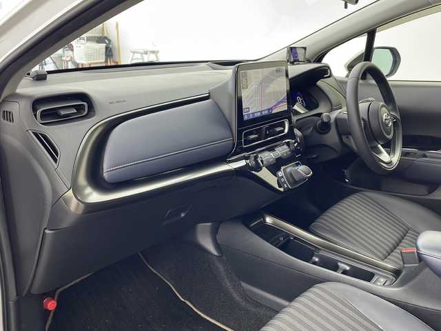 トヨタ アクア Z 兵庫県 2021(令3)年 1.5万km プラチナホワイトパールマイカ ・10.5インチ純正ディスプレイオーディオ/・AM/FM/USB/Miracast/・Bluetooth接続/・AppleCarPlay/AndroidAuto/・バックカメラ/・運転席パワーシート/・前席シートヒーター/・ステアリングヒーター/・AC100V/・ビルトインETC2.0/・パーキングアシスト/・ドライブモード（パワー、エコ）/・USB充電ポート/・アラウンドビューモニター/・前後ドライブレコーダー/・横滑り防止装置/・社外レーダー/・トヨタセーフティセンス/・レーントレーシングアシスト/・プリクラッシュセーフティ/・ブラインドスポットモニター/・クリアランスソナー/・リヤクロストラフィックアラート/・パーキングサポートブレーキ/・ヘッドアップディスプレイ/・ロードサインアシスト/・先行車発進告知/・後退速度抑制/・オートマチックハイビーム/・レーダークルーズコントロール/・革巻きステアリング/・ステアリングスイッチ/・LEDヘッドランプ/・純正フロアマット/・純正アルミホイール/・取扱説明書/・保証書/・フォグランプ