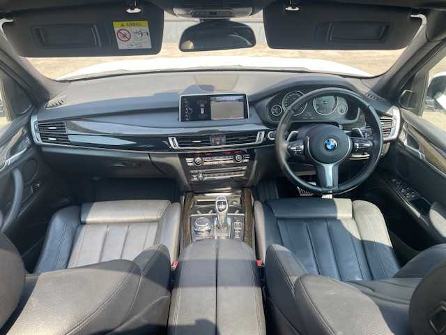 ＢＭＷ Ｘ５ xDrive 35d Mスポーツ 青森県 2016(平28)年 6.3万km アルピンホワイトⅢ ・4WD/・ディーゼル/ターボ/・サンルーフ/・メーカーHDDナビ/(Bluetooth/FM/AM/USB)/・全方位カメラ/・レーダークルーズコントロール/・ダウンヒルアシスト/・インテリジェントセーフティセンス/・前後バンパーソナー/・レザーシート（黒）/・運転席メモリーシート/・前席パワーシート/・電動リアゲート/・アンビエントライト/・ステアリングリモコン/・アイドリングストップ/・オートライト/・オートワイパー/・エアバックW/サイド/カーテ/・革巻きステア/・MTモード付AT/・フロアマット/・シルバールーフレール/・パワーバックドア/・純正アルミ20インチアルミホイール/・LEDヘッドライト/・ルームミラー一体型ETC/・フォグランプ