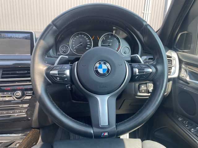 ＢＭＷ Ｘ５ xDrive 35d Mスポーツ 青森県 2016(平28)年 6.3万km アルピンホワイトⅢ ・4WD/・ディーゼル/ターボ/・サンルーフ/・メーカーHDDナビ/(Bluetooth/FM/AM/USB)/・全方位カメラ/・レーダークルーズコントロール/・ダウンヒルアシスト/・インテリジェントセーフティセンス/・前後バンパーソナー/・レザーシート（黒）/・運転席メモリーシート/・前席パワーシート/・電動リアゲート/・アンビエントライト/・ステアリングリモコン/・アイドリングストップ/・オートライト/・オートワイパー/・エアバックW/サイド/カーテ/・革巻きステア/・MTモード付AT/・フロアマット/・シルバールーフレール/・パワーバックドア/・純正アルミ20インチアルミホイール/・LEDヘッドライト/・ルームミラー一体型ETC/・フォグランプ