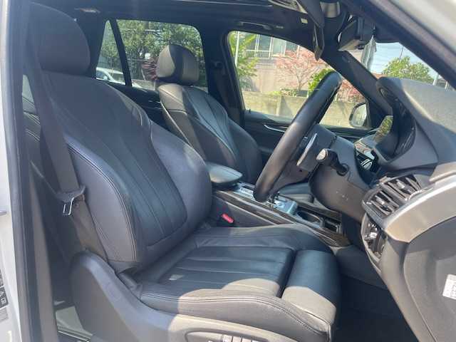 ＢＭＷ Ｘ５ xDrive 35d Mスポーツ 青森県 2016(平28)年 6.3万km アルピンホワイトⅢ ・4WD/・ディーゼル/ターボ/・サンルーフ/・メーカーHDDナビ/(Bluetooth/FM/AM/USB)/・全方位カメラ/・レーダークルーズコントロール/・ダウンヒルアシスト/・インテリジェントセーフティセンス/・前後バンパーソナー/・レザーシート（黒）/・運転席メモリーシート/・前席パワーシート/・電動リアゲート/・アンビエントライト/・ステアリングリモコン/・アイドリングストップ/・オートライト/・オートワイパー/・エアバックW/サイド/カーテ/・革巻きステア/・MTモード付AT/・フロアマット/・シルバールーフレール/・パワーバックドア/・純正アルミ20インチアルミホイール/・LEDヘッドライト/・ルームミラー一体型ETC/・フォグランプ