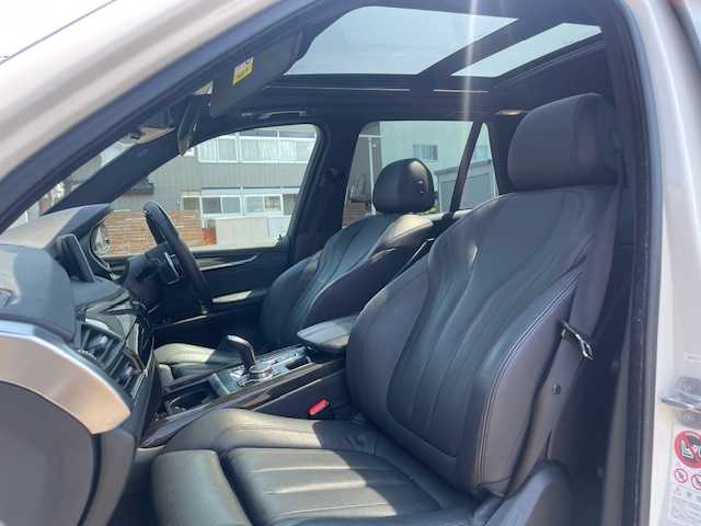 ＢＭＷ Ｘ５ xDrive 35d Mスポーツ 青森県 2016(平28)年 6.3万km アルピンホワイトⅢ ・4WD/・ディーゼル/ターボ/・サンルーフ/・メーカーHDDナビ/(Bluetooth/FM/AM/USB)/・全方位カメラ/・レーダークルーズコントロール/・ダウンヒルアシスト/・インテリジェントセーフティセンス/・前後バンパーソナー/・レザーシート（黒）/・運転席メモリーシート/・前席パワーシート/・電動リアゲート/・アンビエントライト/・ステアリングリモコン/・アイドリングストップ/・オートライト/・オートワイパー/・エアバックW/サイド/カーテ/・革巻きステア/・MTモード付AT/・フロアマット/・シルバールーフレール/・パワーバックドア/・純正アルミ20インチアルミホイール/・LEDヘッドライト/・ルームミラー一体型ETC/・フォグランプ