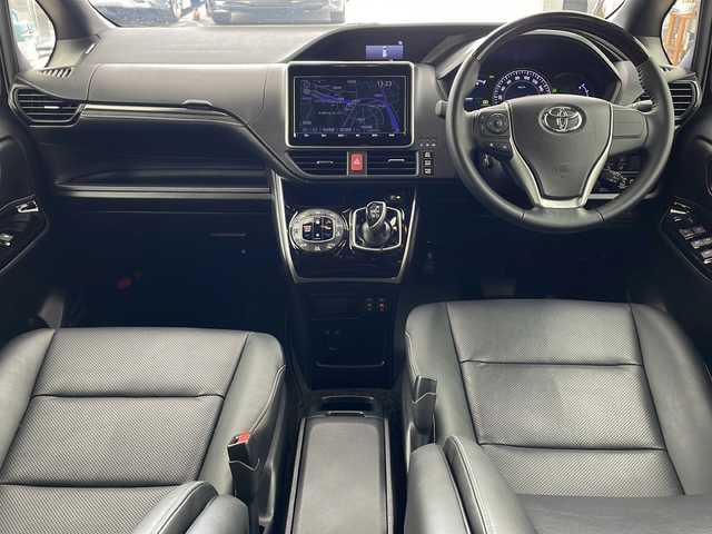 トヨタ エスクァイア ハイブリッド Gi 兵庫県 2018(平30)年 1.6万km ブラック ・純正9インチナビ（NSZT-Y68T）/CD/DVD/SD/Bluetooth/TV/・バックカメラ/・ビルトインETC/・純正ドライブレコーダー/・合成皮革シート/・前席シートヒーター/・両側パワースライドドア/・クルーズコントロール/・Toyota　Safety　Sense/・プリクラッシュセーフティ/・レーンディパーチャーアラート/・オートマチックハイビーム/・先行車発進告知機能/・純正ウッドコンビステアリング/・ＬＥＤヘッドライト/・ＬＥＤフォグランプ/・スマートキー/・プッシュスタート/・TRC