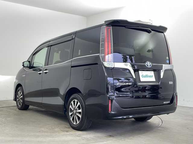 トヨタ エスクァイア ハイブリッド Gi 兵庫県 2018(平30)年 1.6万km ブラック ・純正9インチナビ（NSZT-Y68T）/CD/DVD/SD/Bluetooth/TV/・バックカメラ/・ビルトインETC/・純正ドライブレコーダー/・合成皮革シート/・前席シートヒーター/・両側パワースライドドア/・クルーズコントロール/・Toyota　Safety　Sense/・プリクラッシュセーフティ/・レーンディパーチャーアラート/・オートマチックハイビーム/・先行車発進告知機能/・純正ウッドコンビステアリング/・ＬＥＤヘッドライト/・ＬＥＤフォグランプ/・スマートキー/・プッシュスタート/・TRC