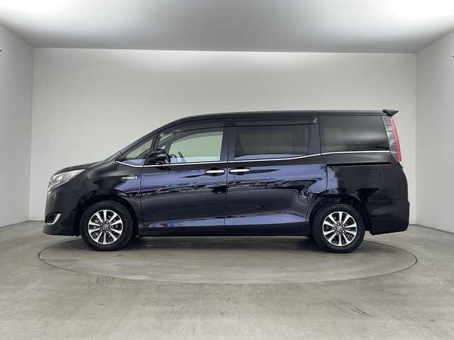 トヨタ エスクァイア ハイブリッド Gi 兵庫県 2018(平30)年 1.6万km ブラック ・純正9インチナビ（NSZT-Y68T）/CD/DVD/SD/Bluetooth/TV/・バックカメラ/・ビルトインETC/・純正ドライブレコーダー/・合成皮革シート/・前席シートヒーター/・両側パワースライドドア/・クルーズコントロール/・Toyota　Safety　Sense/・プリクラッシュセーフティ/・レーンディパーチャーアラート/・オートマチックハイビーム/・先行車発進告知機能/・純正ウッドコンビステアリング/・ＬＥＤヘッドライト/・ＬＥＤフォグランプ/・スマートキー/・プッシュスタート/・TRC
