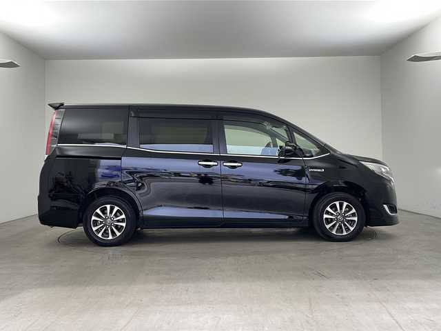 トヨタ エスクァイア ハイブリッド Gi 兵庫県 2018(平30)年 1.6万km ブラック ・純正9インチナビ（NSZT-Y68T）/CD/DVD/SD/Bluetooth/TV/・バックカメラ/・ビルトインETC/・純正ドライブレコーダー/・合成皮革シート/・前席シートヒーター/・両側パワースライドドア/・クルーズコントロール/・Toyota　Safety　Sense/・プリクラッシュセーフティ/・レーンディパーチャーアラート/・オートマチックハイビーム/・先行車発進告知機能/・純正ウッドコンビステアリング/・ＬＥＤヘッドライト/・ＬＥＤフォグランプ/・スマートキー/・プッシュスタート/・TRC